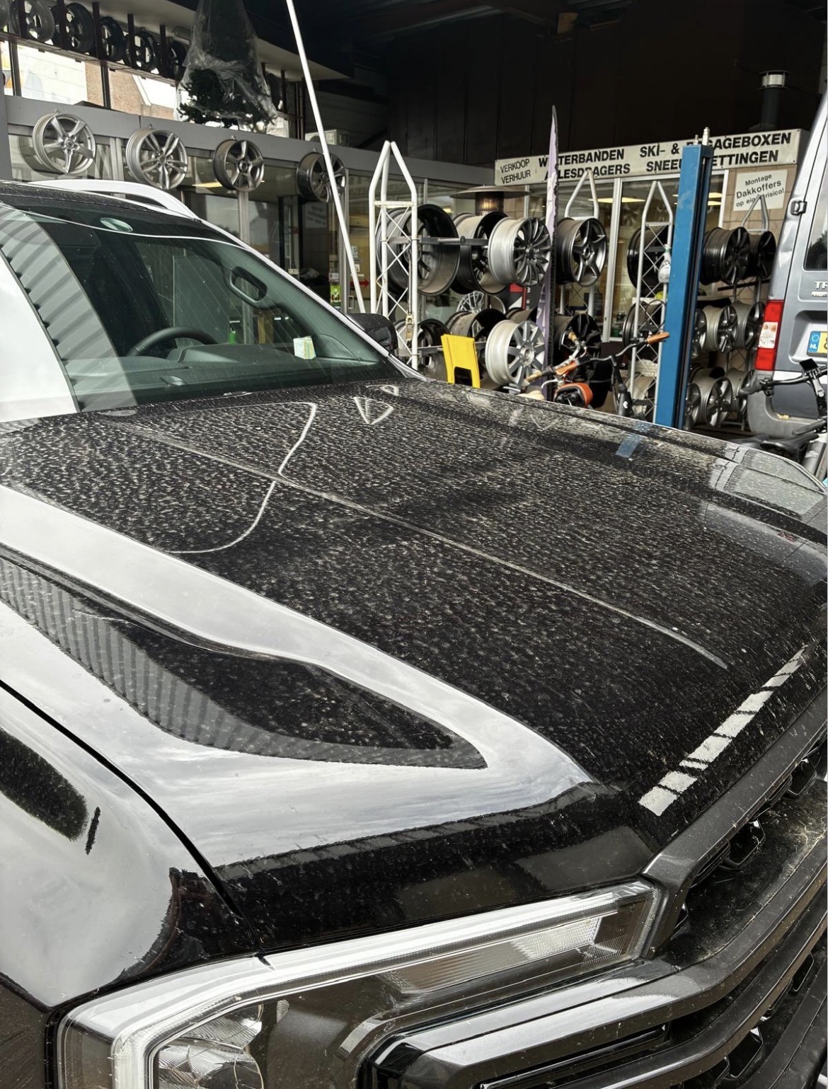 Ford Ranger Wildtrak — motorkap — Voor de detailing
